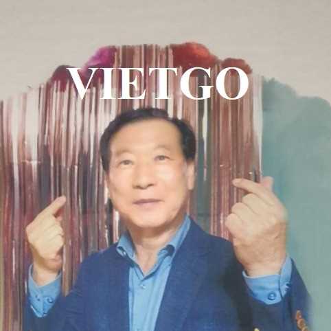 Vị khách hàng người Hàn Quốc đang có chuyến công tác tại Việt Nam để gặp gỡ nhà cung cấp sản phẩm nhựa