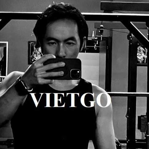 Vị khách hàng người Trung Quốc đang có chuyến công tác tại Việt Nam để gặp gỡ nhà cung cấp sản phẩm đồ gia dụng nhựa và gỗ 