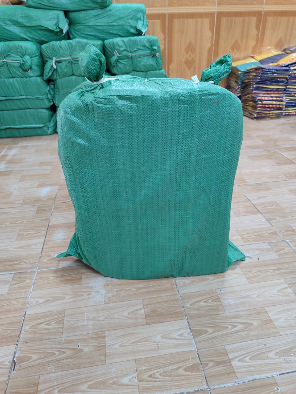 Công ty TNHH VI - VINA cần tìm cước biển cho mặt hàng áo mưa sang Thượng Hải, Trung Quốc