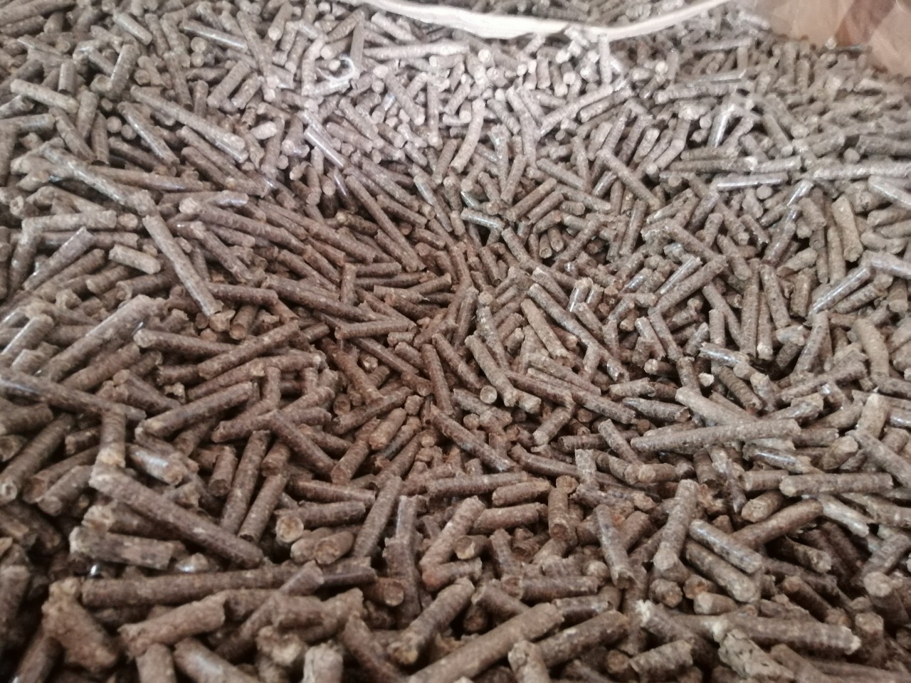Cần tìm cước biển mặt hàng Viên nén mùn cưa đi Đức