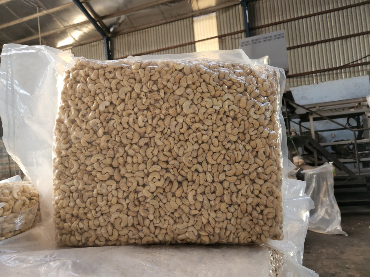 Cần tìm cước biển mặt hàng hạt điều đi Trung Quốc