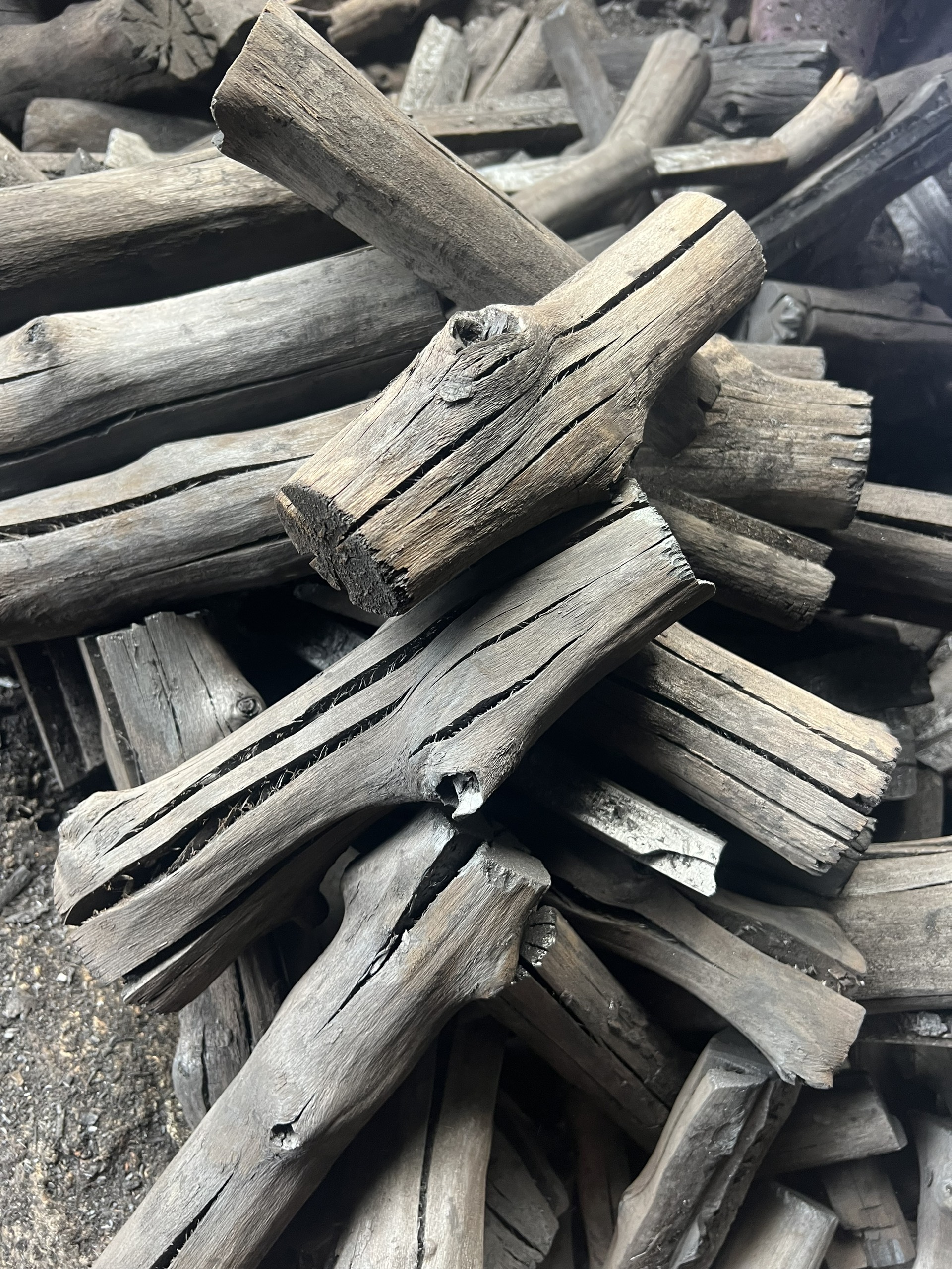 Cần tìm đơn vị đang vận tải mặt hàng than củi đước sang Trung Quốc 