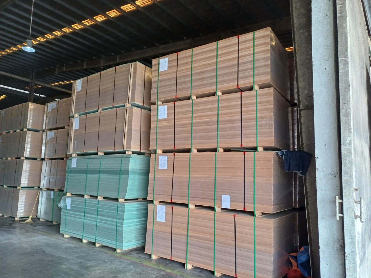 Cần tìm FWD báo giá cước vận tải hàng MDF đi Ấn Độ