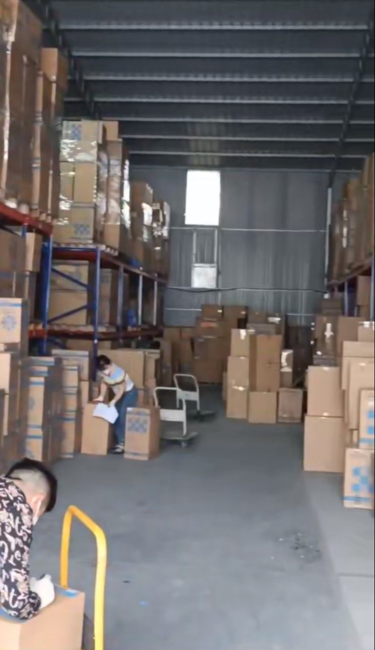 Tìm vận tải biển vận chuyển 2 cont 20ft hàng cốc giấy đi UAE