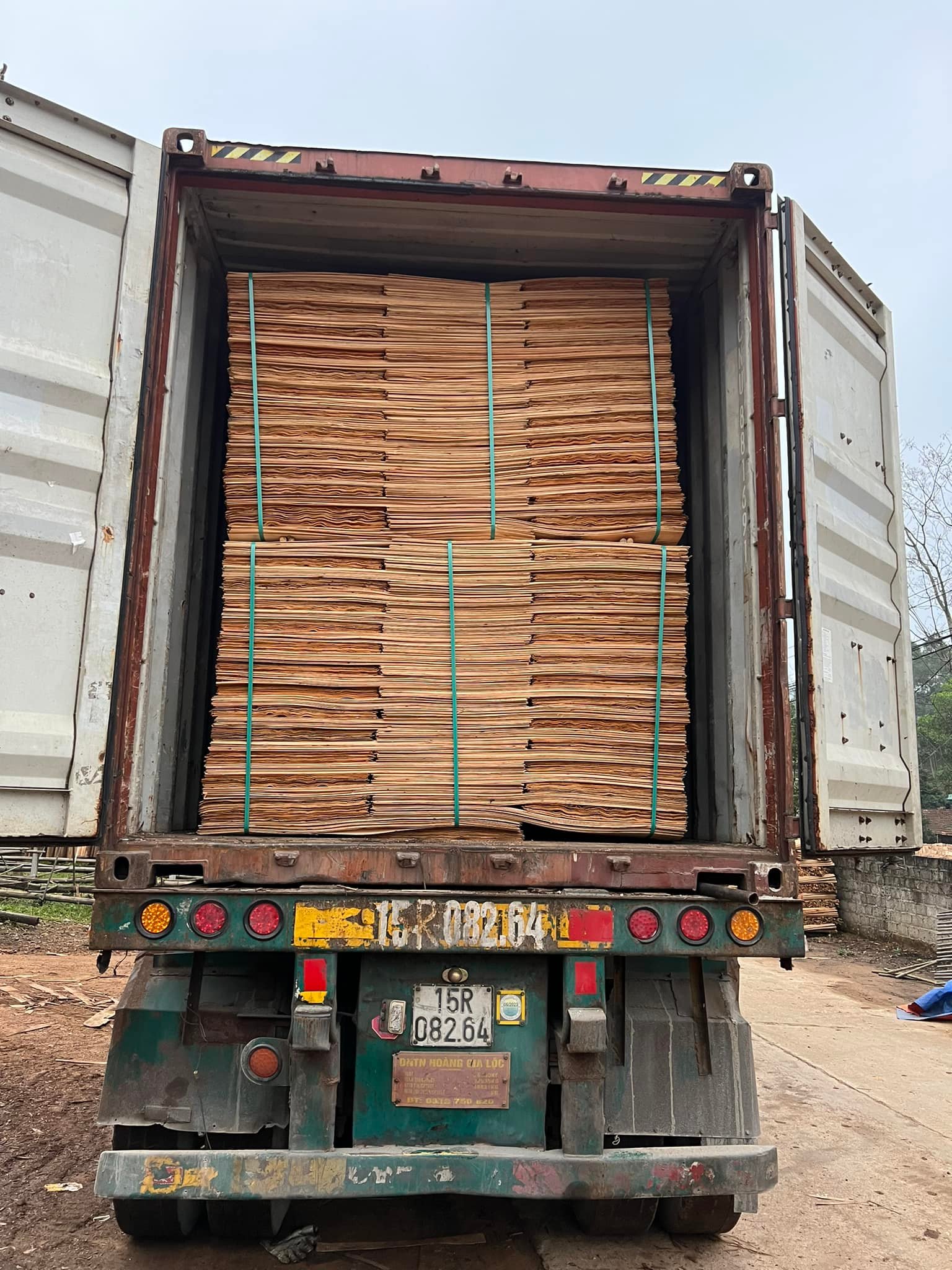 Cần tìm đơn vị vận tải vận chuyển mặt hàng  ván bóc đến các cảng của Ấn Độ