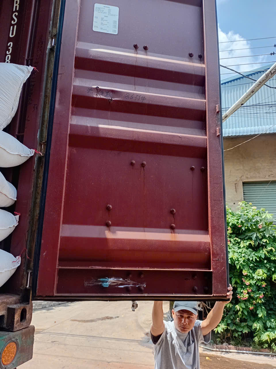 Cần tìm đơn vị vận tải hàng điều từ Cảng HCM đến Jebel Ali port, Dubai