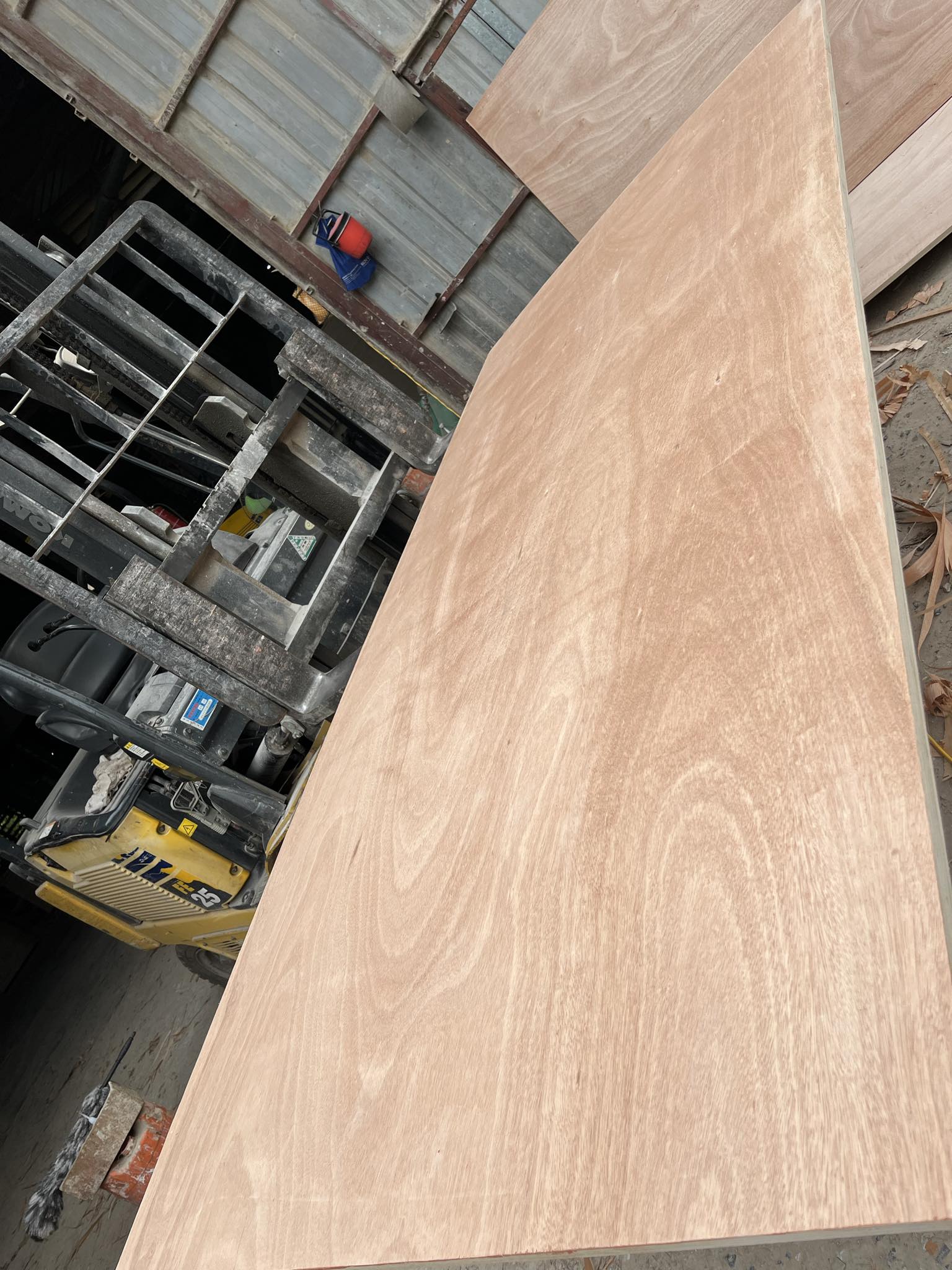 Cần tìm FWD báo giá cước vận tải hàng gỗ dán đi UAE