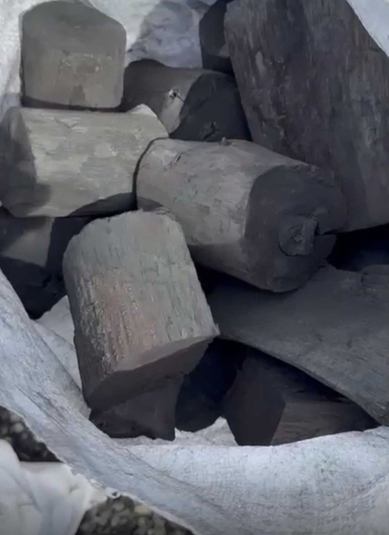 Cần tìm đơn vị vận chuyển sản phẩm than củi