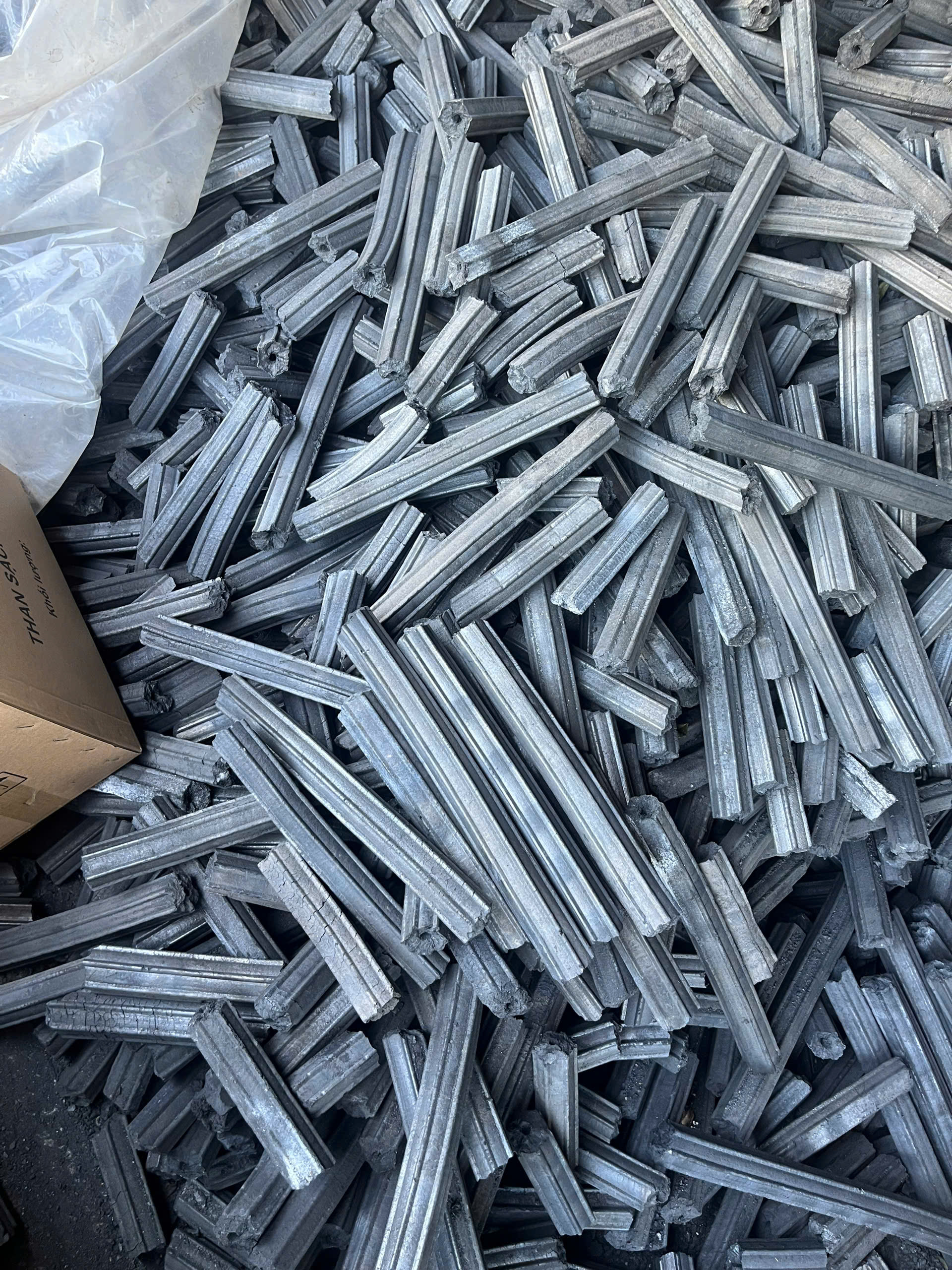 Chúng tôi cần tìm đơn vị vận tải biển sang cảng Kuching, Malaysia cho 1 container 20ft 