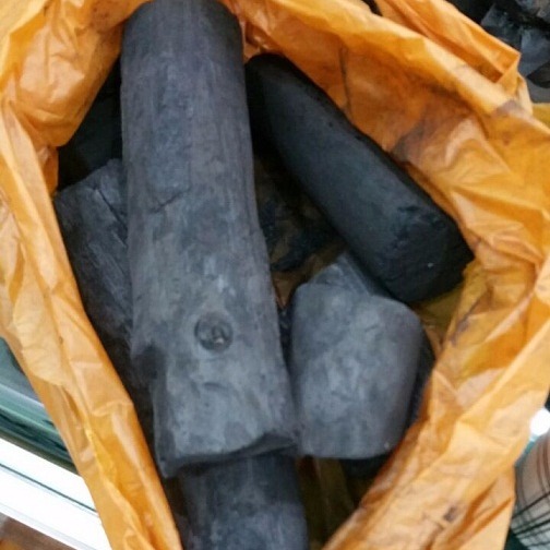 Thương nhân UAE cần mua 1 container than đen