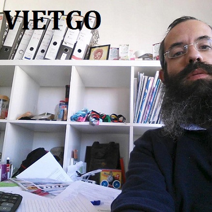 Vị khách đến từ Israel đang cần tìm nhà cung cấp cho đơn hàng 1000 chiếc áo khoác