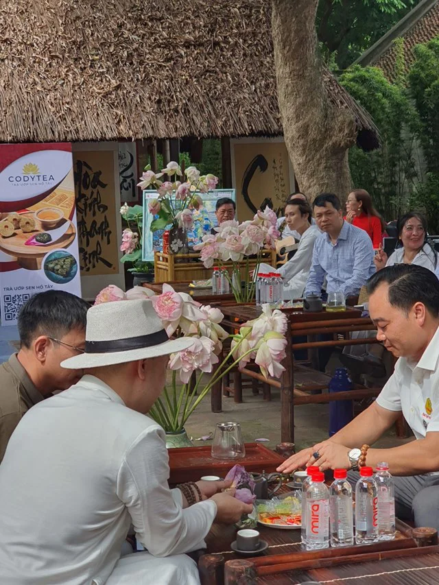 Trải nghiệm Trà ướp sen Hồ Tây - Tinh hoa Trà Việt tại Văn Miếu Quốc Tử Giám