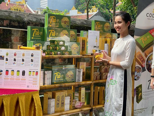 Trải nghiệm Trà ướp sen Hồ Tây - Tinh hoa Trà Việt tại Văn Miếu Quốc Tử Giám